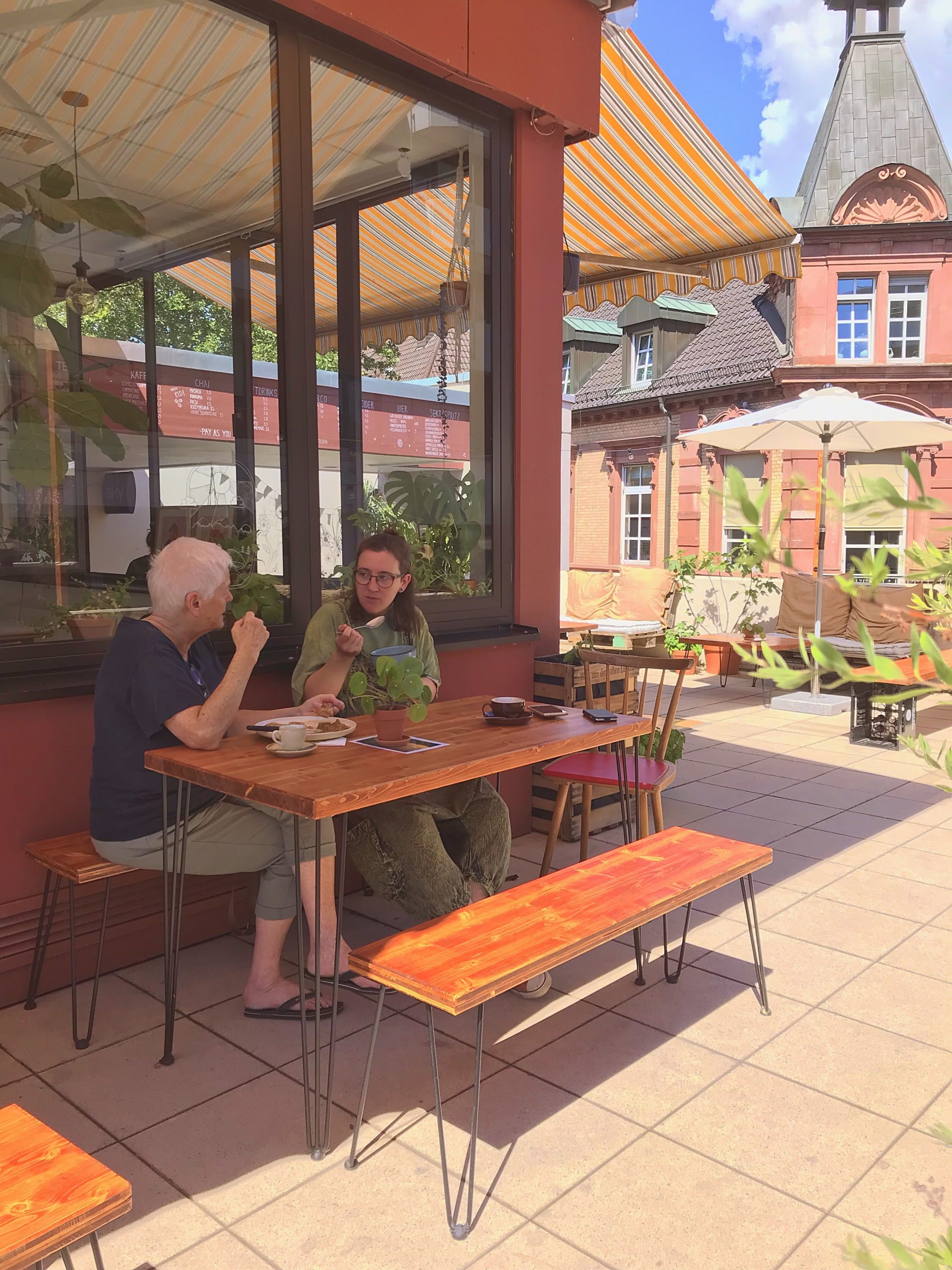 Margit und Meike bei einer Besprechung im Lieblingscafe. Margit and Meike at a meeting in their favorite cafe.